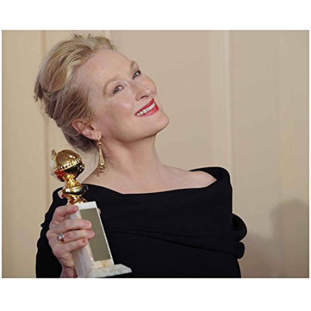 Meryl Streep 8 Inch x 10 Inch Photo in Black Dress Holding Her Golden Globe Award Pose 1 kn Photograp [メリル・ストリープ]