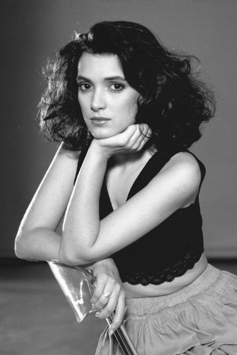 Winona Ryder 24x36 Poster beautiful young pose on chair in black top[ウィノナ・ライダー][ウィノナライダー]