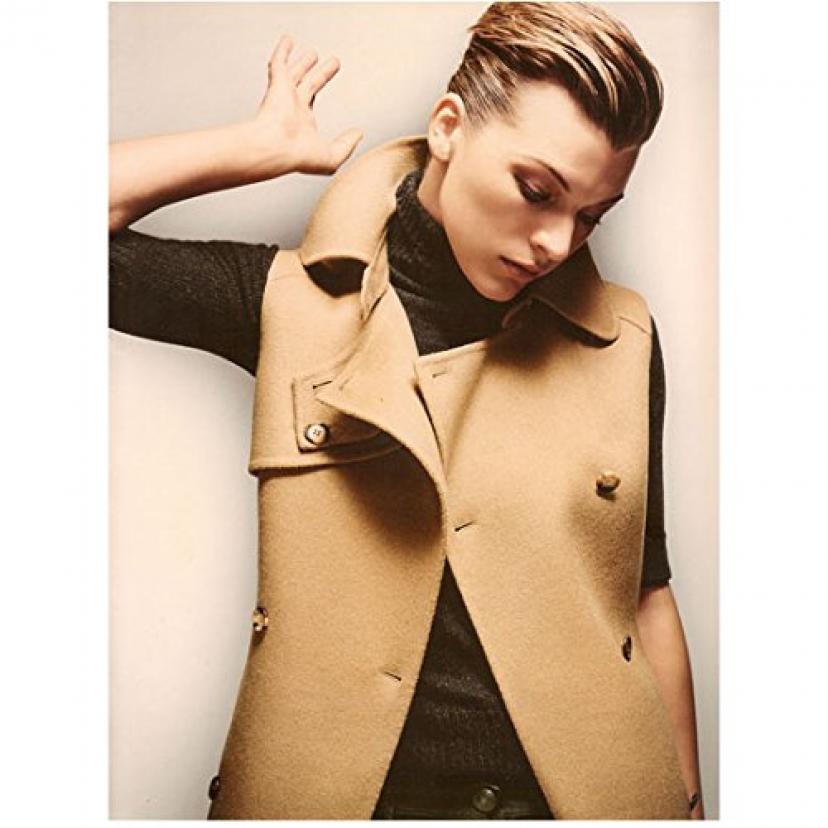 Milla Jovovich 8 inch by 10 inch PHOTOGRAPH The Fifth Element Ultraviolet Resident Evil from Waist Up Beige Jacket Over Black Sweater & Beige Background[ミラ・ジョヴォヴィッチ]