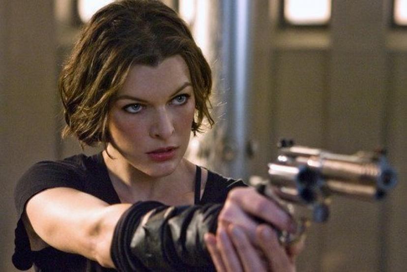 Resident Evil Afterlife Milla Jovovich Gun 11x17 Mini Poster[ミラ・ジョヴォヴィッチ]