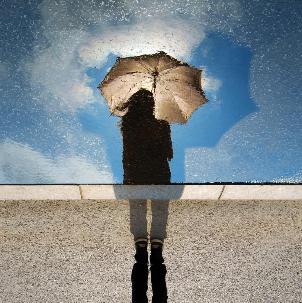 女性 傘 雨 フリー画像