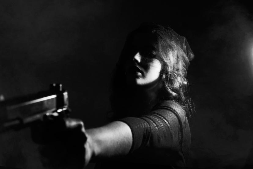女性 スパイ 銃 フリー画像