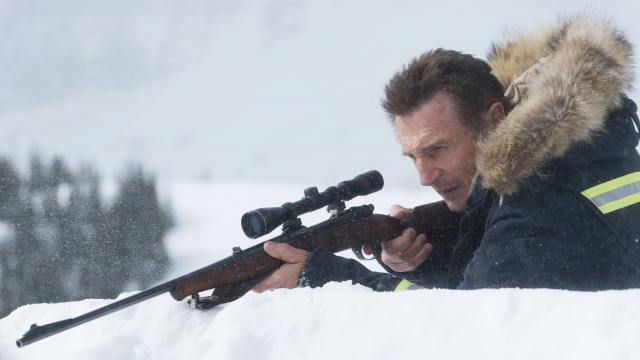 『スノー・ロワイヤル』銃を構えるリーアム・ニーソン