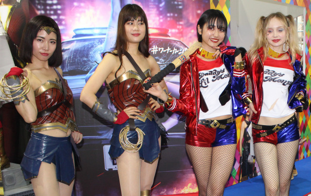 セクシーなdcキャラ4人組が現る 美脚コスプレイヤーがコミコンに集結 Ciatr シアター