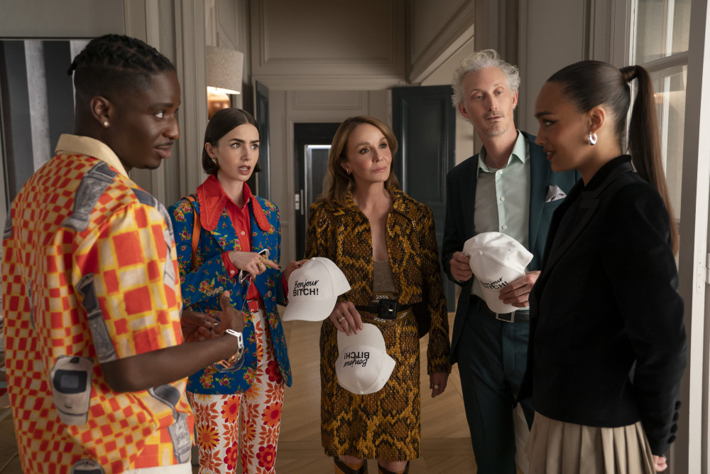 『エミリー、パリへ行く』ジェネヴィエーブ役/タリア・ベッソン、リュック役/ブリュノ・グエリ、ジュリアン役/サミュエル・アーノルド、エミリー・クーパー役/リリー・コリンズ、シルヴィー役/フィリピーヌ・ルロワ=ボリュー、